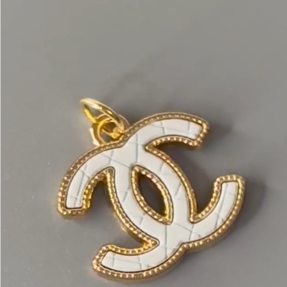 💯 Authentic CHANEL Gold and White Interlocking C charm - Picture 3 of 7